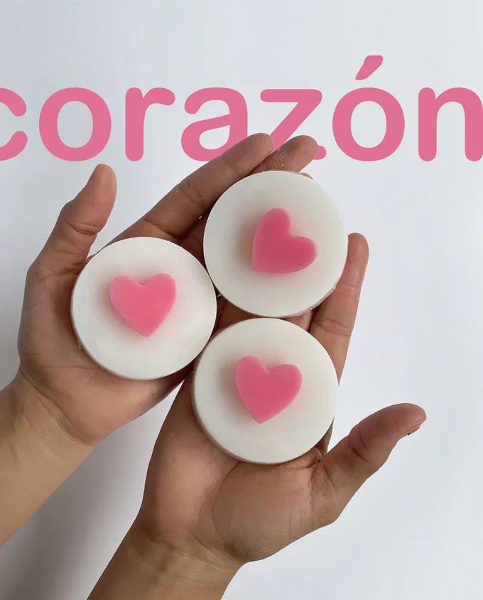 recuerdos celebracion corazones en relieve